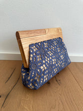 TINA clutch - raffia and wood: Blue
